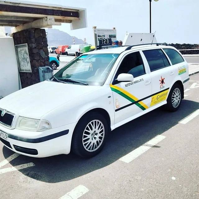 taxi blanco estacionado